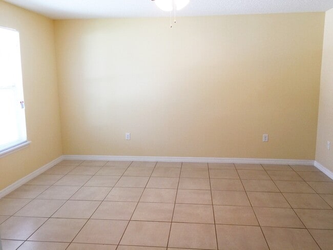 Building Photo - Three bedroom and two bathroom duplex -Poinciana