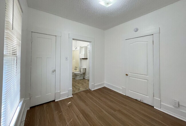 Building Photo - 619 N Washington St