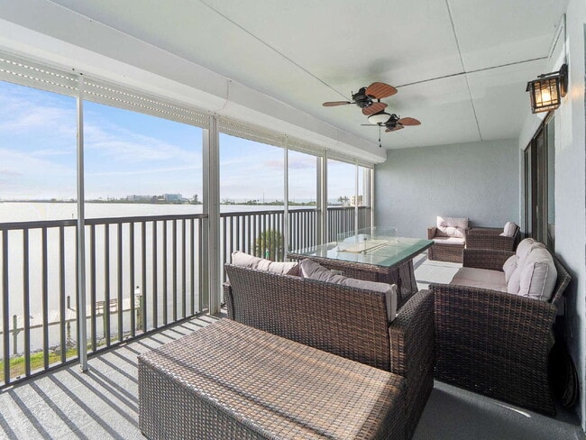 Building Photo - Four Seasons River Front Condo