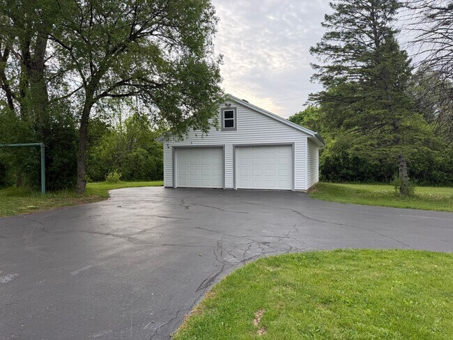 Building Photo - 2 Bedroom Plus Den / 3 Bathroom / Single Family Home