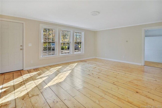 Building Photo - 752 Main St