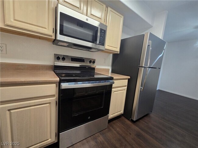 Building Photo - 555 E Silverado Ranch Blvd
