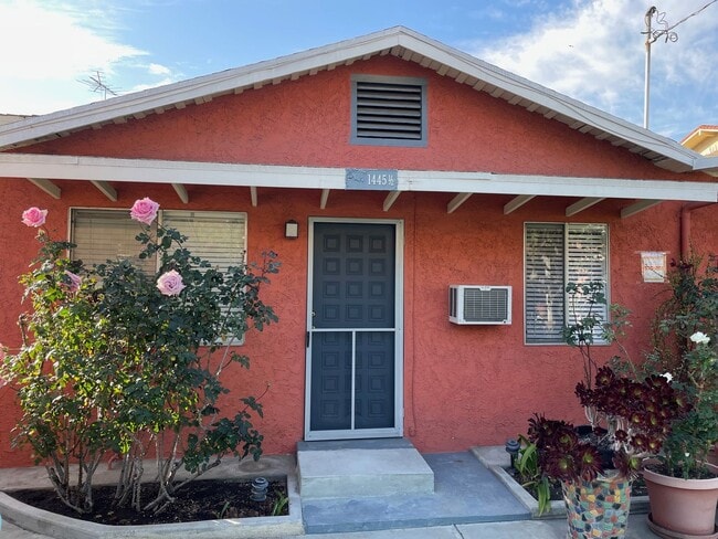 Building Photo - 1 Bed 1 Bath with In Unit Laundry and AC Available in PRIME Echo Park!