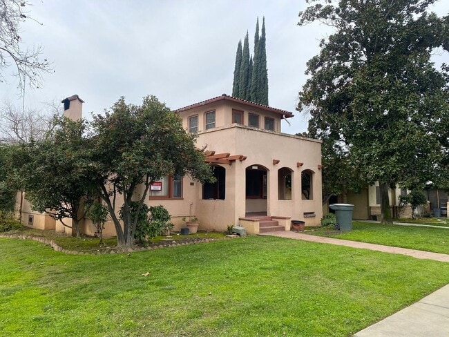 Primary Photo - Available Now! Charming 3-bdrm./1.5-bath, ...