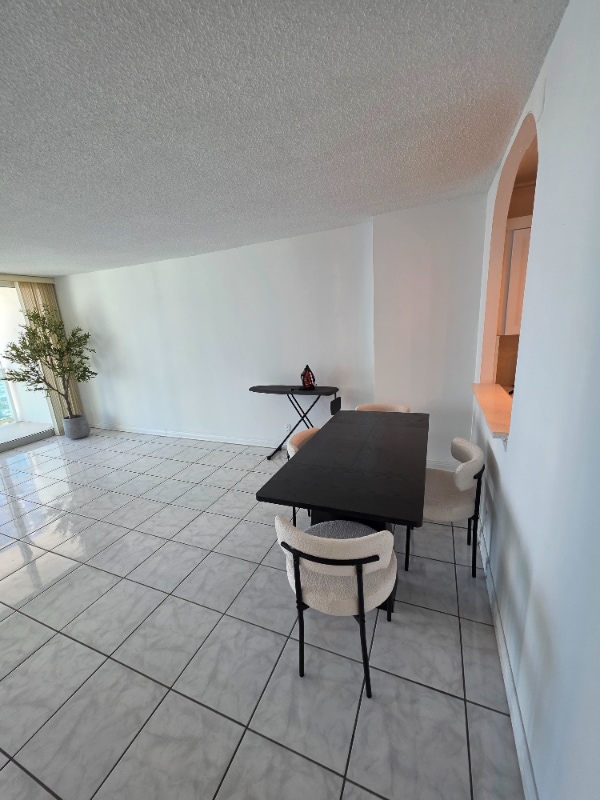 Building Photo - 100 Bayview Dr