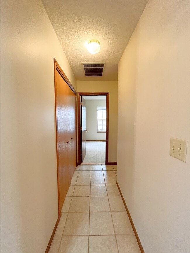 Building Photo - Large 2 Bedroom Condo