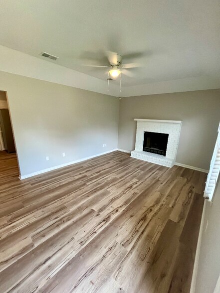 Building Photo - 6954 Cove Cir