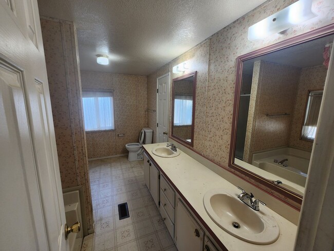 Building Photo - Well-Maintained 3BR/2BA