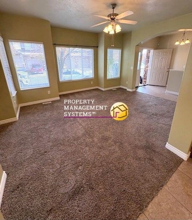 Building Photo - 3 Bedroom Townhome in Layton!