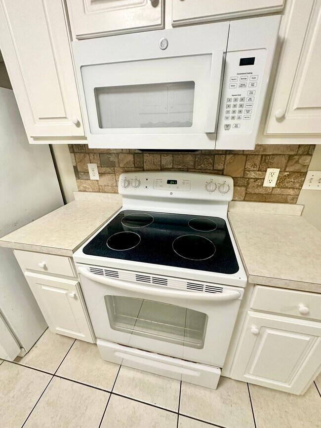 Building Photo - 2 bedroom/2 bathroom/2 car garage town home for rent in Mary Esther, East of Hurlburt AFB!