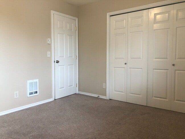 Building Photo - 2 Bedroom, 2 Bathroom Condo with Convenien...