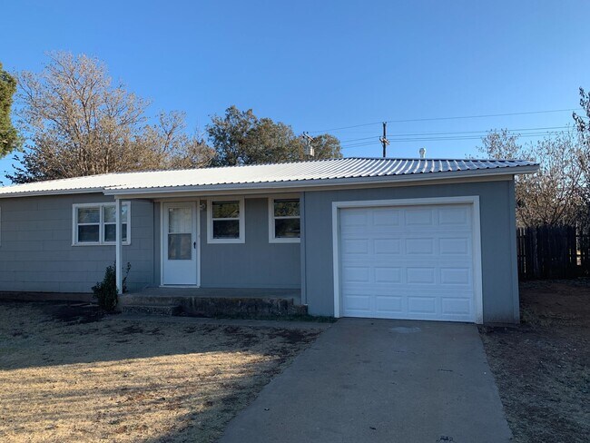 Building Photo - Completely Remodeled 3 bed house!