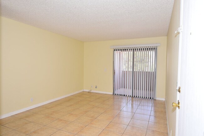 Building Photo - Lovely 2nd Floor, 1 Bed, 1 Bath Condo At Desert Shores!