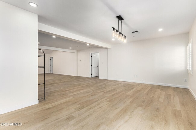 Building Photo - 1606 W Keim Dr