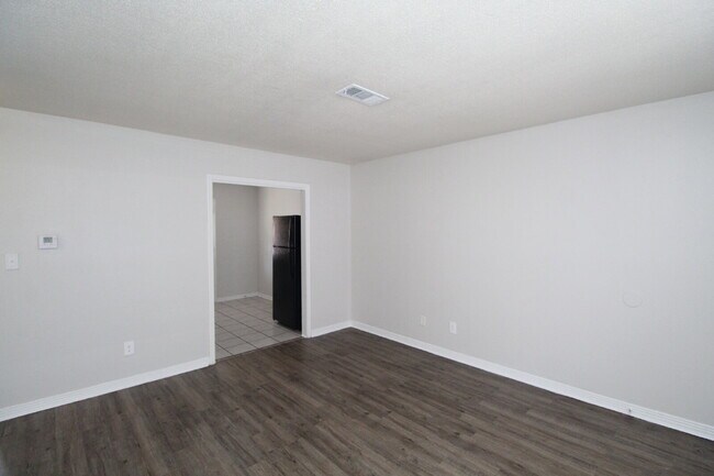 Building Photo - North Pensacola 2BR Duplex Near UWF & I-10 with All-Electric Living, Eat-In Kitchen & Washer/Drye...