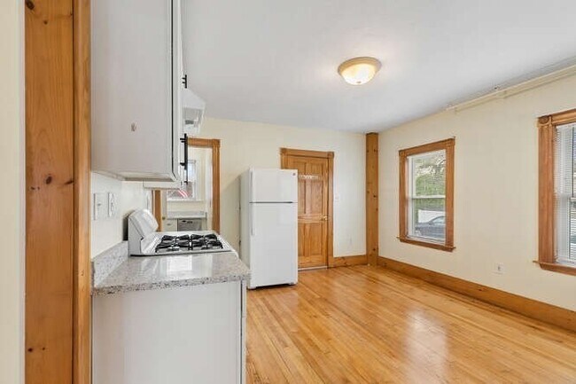 Building Photo - 7 Perham St