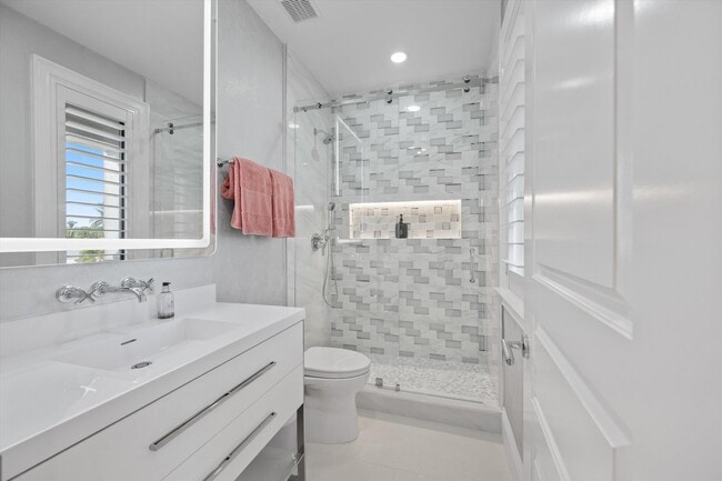 Building Photo - 7474 NE Bay Cove Ct