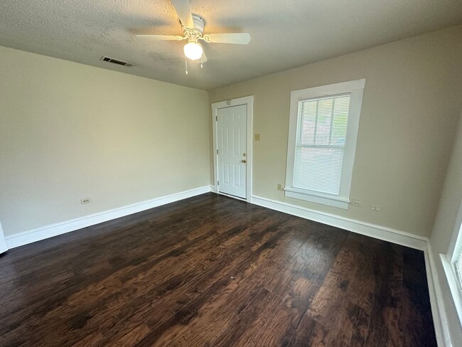 Building Photo - 2112 McKenzie Ave