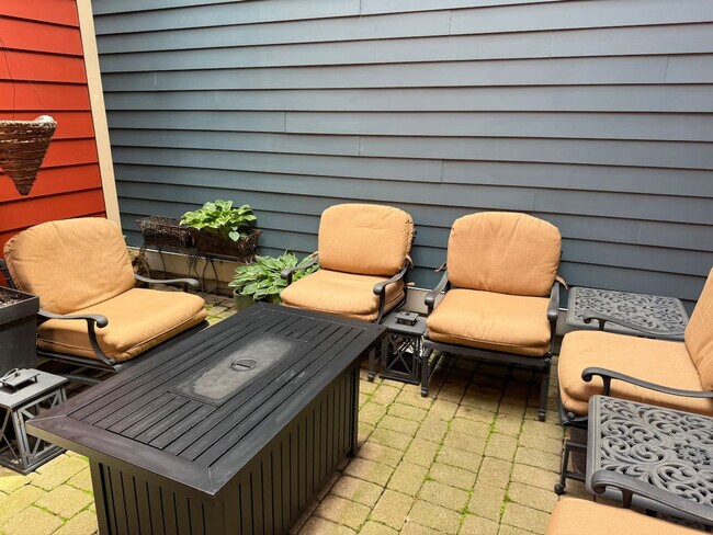 Building Photo - 1408 Pleasant St