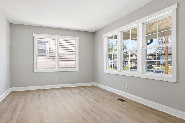 Building Photo - 2406 Kirby Ave