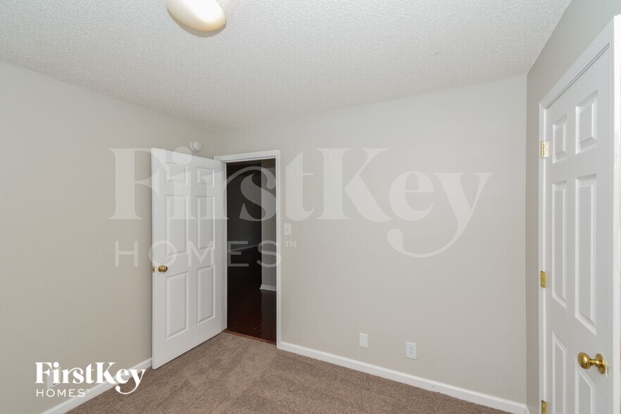 Building Photo - 3890 MacKenzie Dr