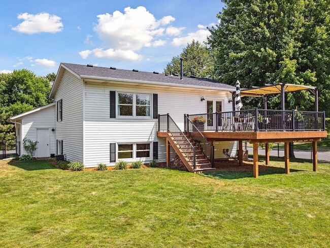 Building Photo - Gorgeous 4 Bedroom in Desirable Mahtomedi ...