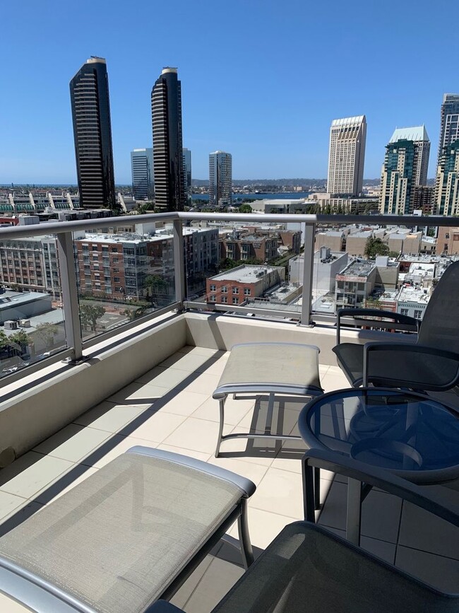 Building Photo - Downtown San Diego - fully furnished upsca...