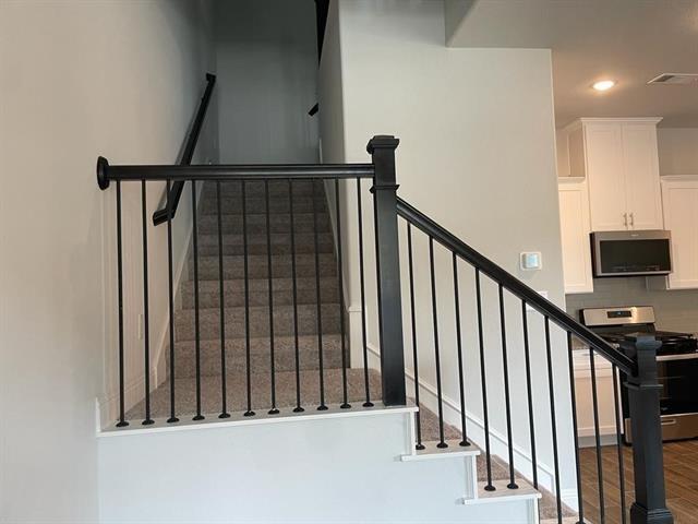 Building Photo - 6120 Blythe Dr