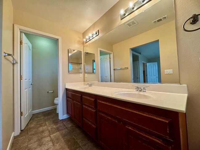 Building Photo - Spacious 3 Bedroom 3 Full Bathrooms Available Now!