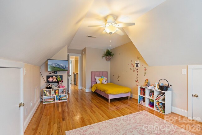 Building Photo - 425 E Tremont Ave