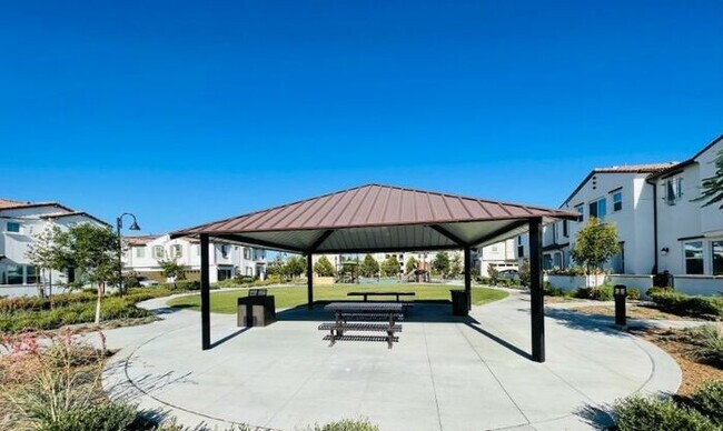 Building Photo - 30316 Town Square Dr
