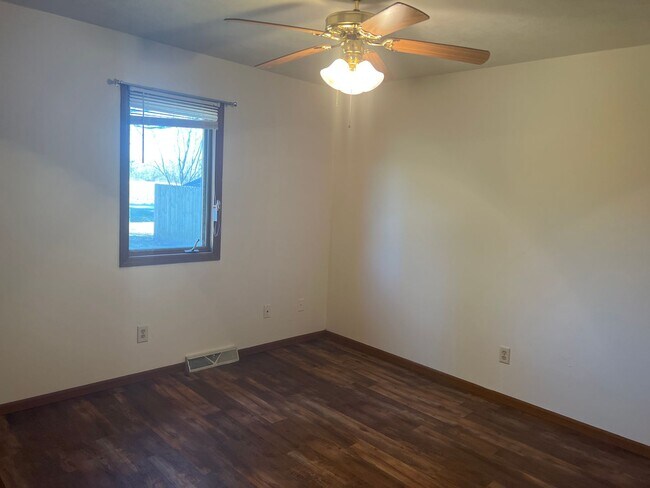 Building Photo - 5256 Carlton Dr