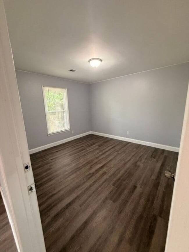 Building Photo - Beautiful 2 bedroom Apartment!