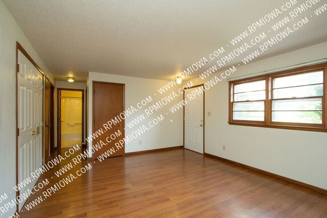 Building Photo - WEST AMES!! - 2 Bedroom, 1 Bath Duplex in ...