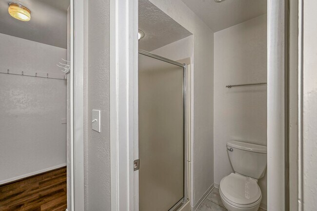 Building Photo - 3-bedroom 2-bathroom home with fenced back...