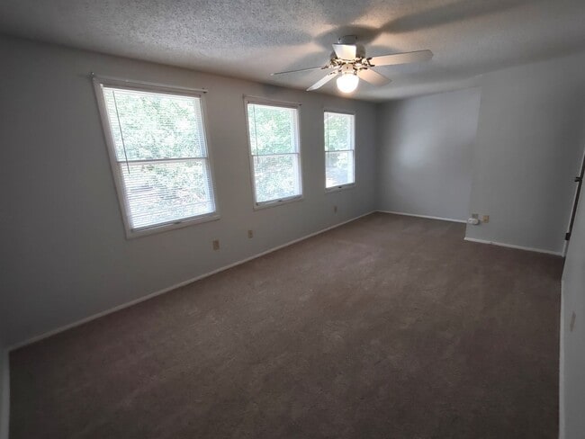 Building Photo - Beautiful Townhome located in Quail Hollow!