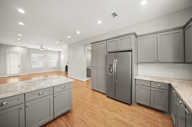 Building Photo - 2547 S Calumet St