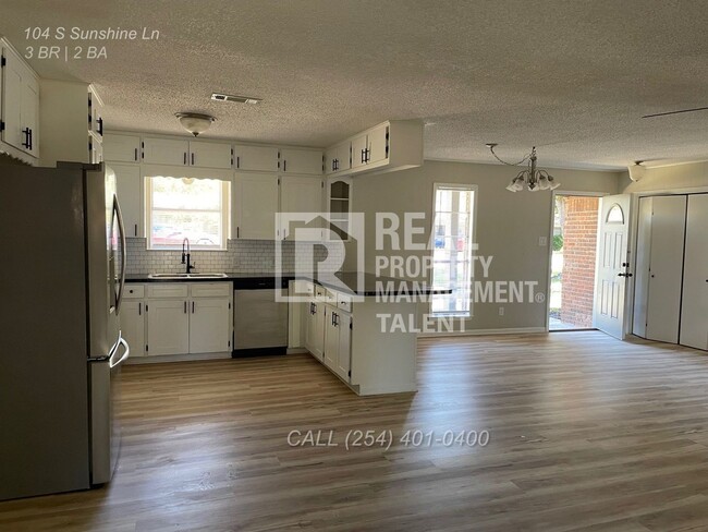 Building Photo - Charming 3/2 bedroom home ready for you to...