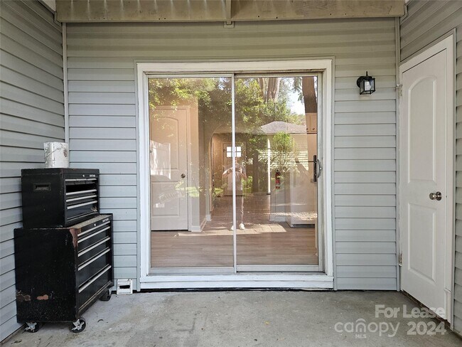 Building Photo - 407 S Chester St