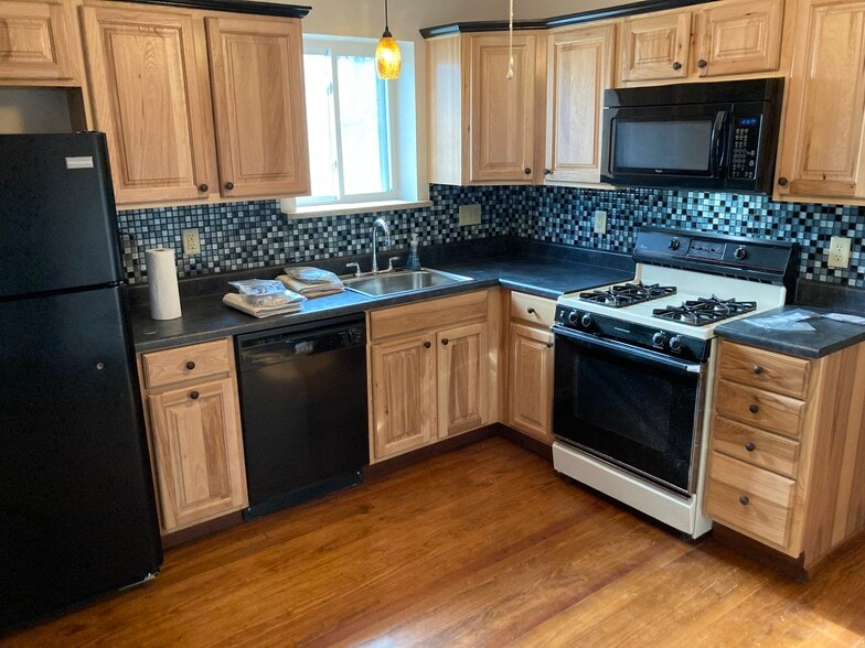 Kitchen - 98 Sandau Ave