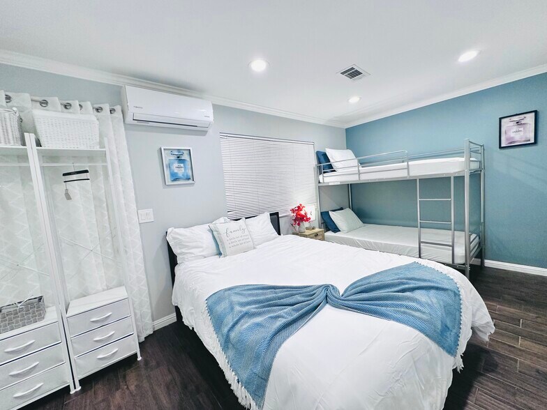 Building Photo - 2621 Wallace Ave