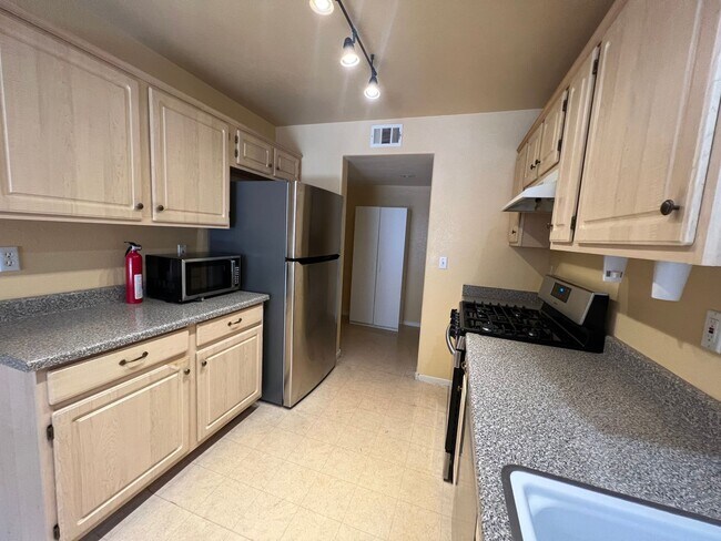 Building Photo - Spacious 2bed/ 2.5 bath Townhouse in Gated...