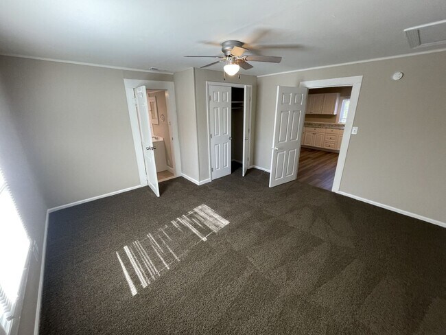 Building Photo - 322 E Perry Ave