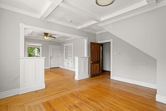 Building Photo - 975 University Ave