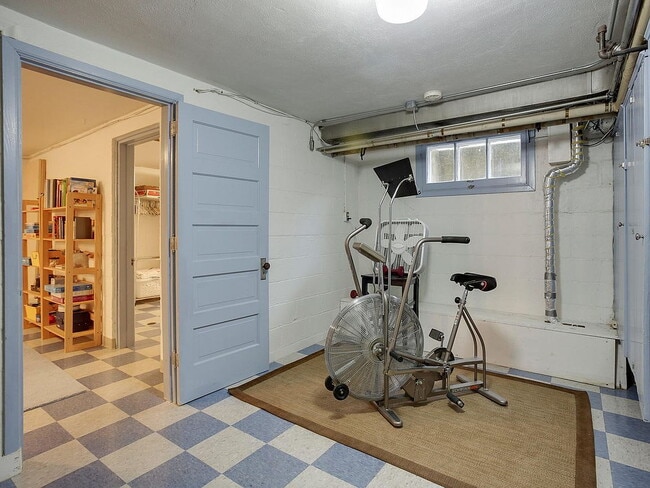 Building Photo - "Charming 3-Bed Home with Granite Elegance...