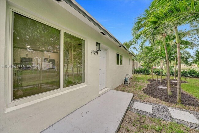 Building Photo - 21021 NE 13th Pl