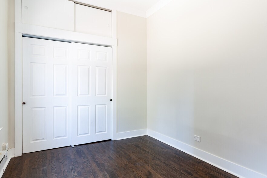 Building Photo - 923 W Waveland Ave