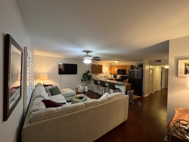 Building Photo - 717 Tower Grove Dr