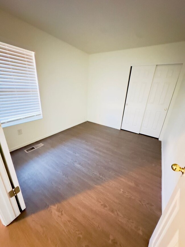 Building Photo - Cozy near Golf Course, lvp flooring, low m...