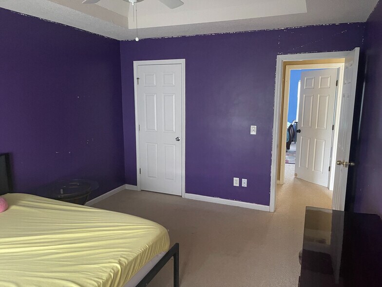 Building Photo - Room in House on Cabana Way